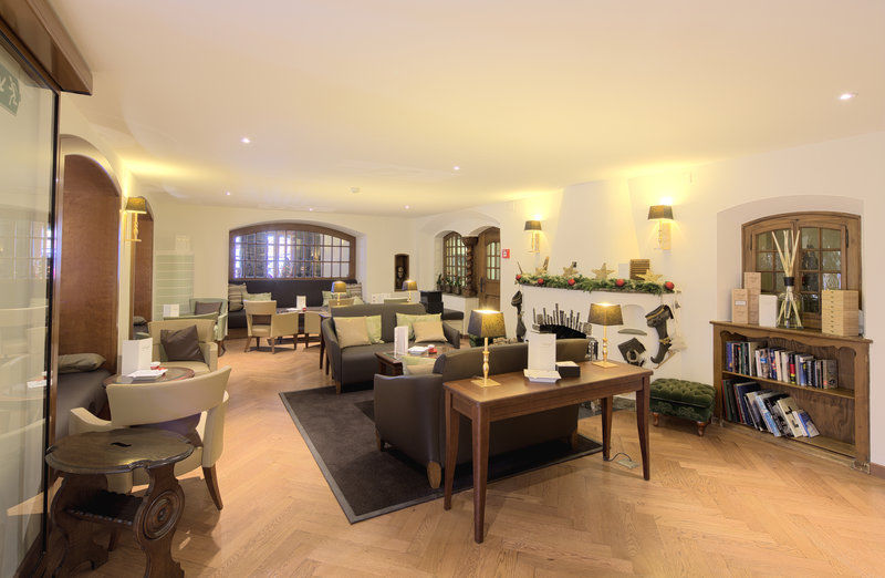 Le Petit Cervin Ξενοδοχείο Ζερμάτ Εστιατόριο φωτογραφία The lounge at the airport
