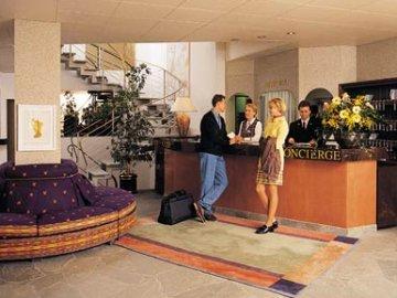 Le Petit Cervin Ξενοδοχείο Ζερμάτ Εξωτερικό φωτογραφία A concierge desk at a hotel